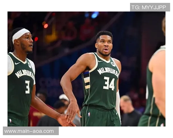 字母哥半场表现惊艳7投6中贡献15分6篮板带领球队打破国王防线